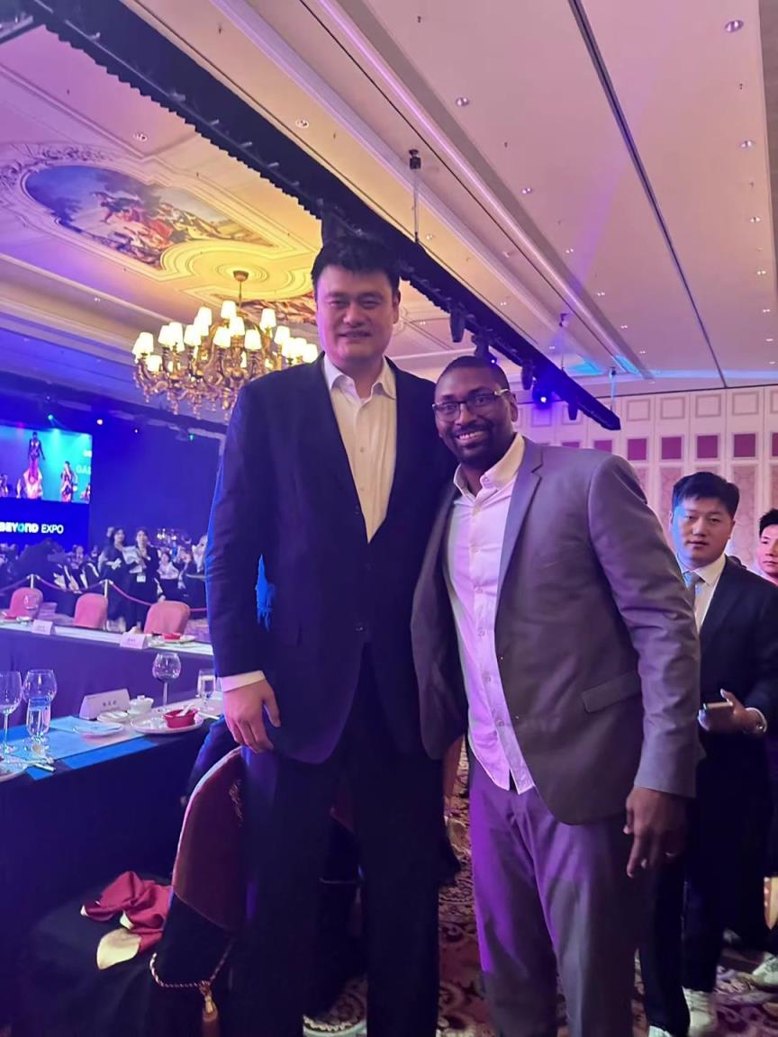 阿泰斯特曬與姚明合照：這是我最喜歡的隊(duì)友 姚??！