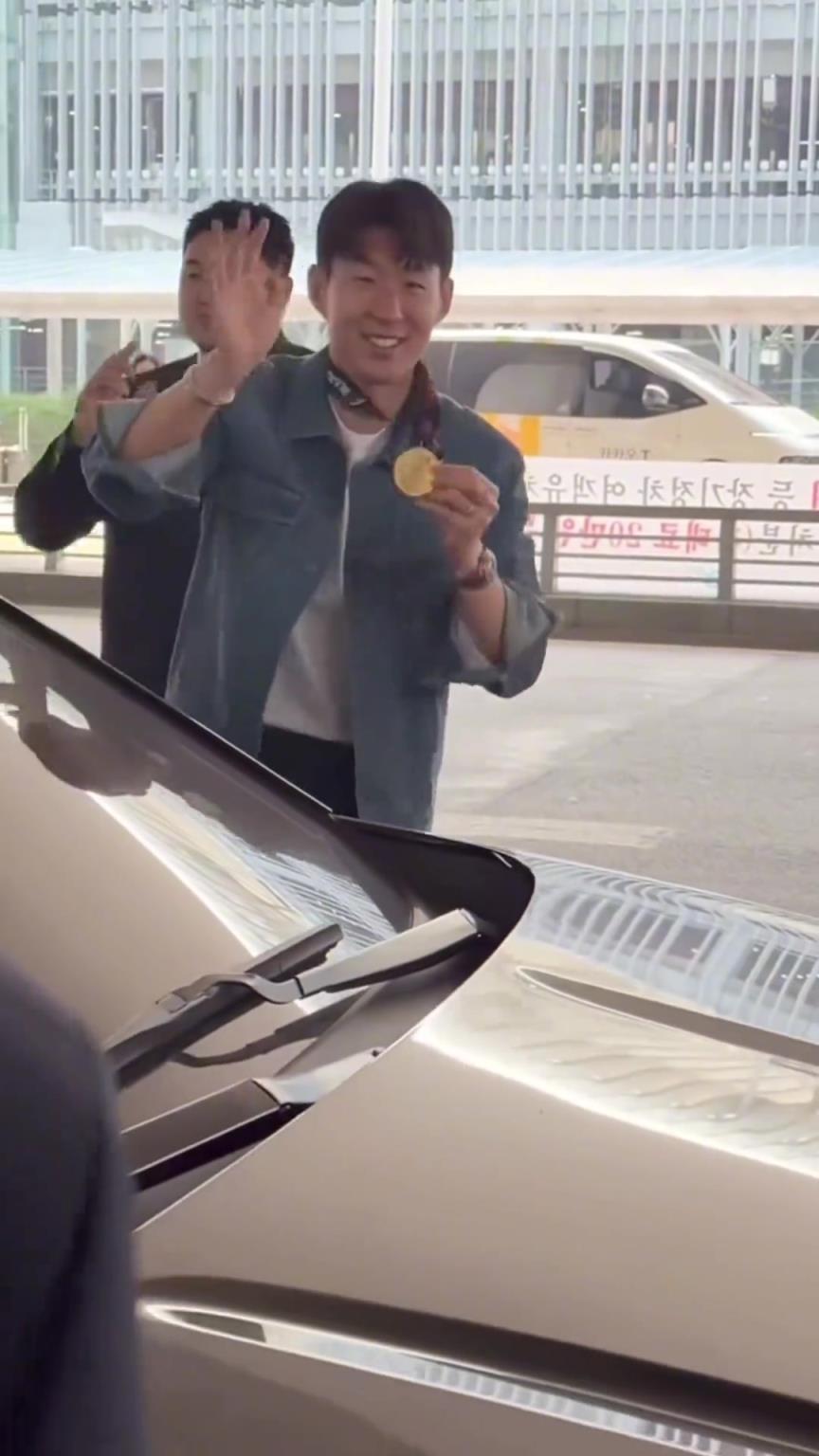 衣錦還鄉(xiāng)！孫興慜返回韓國(guó)，眾多女球迷讓其把歐聯(lián)獎(jiǎng)牌戴上