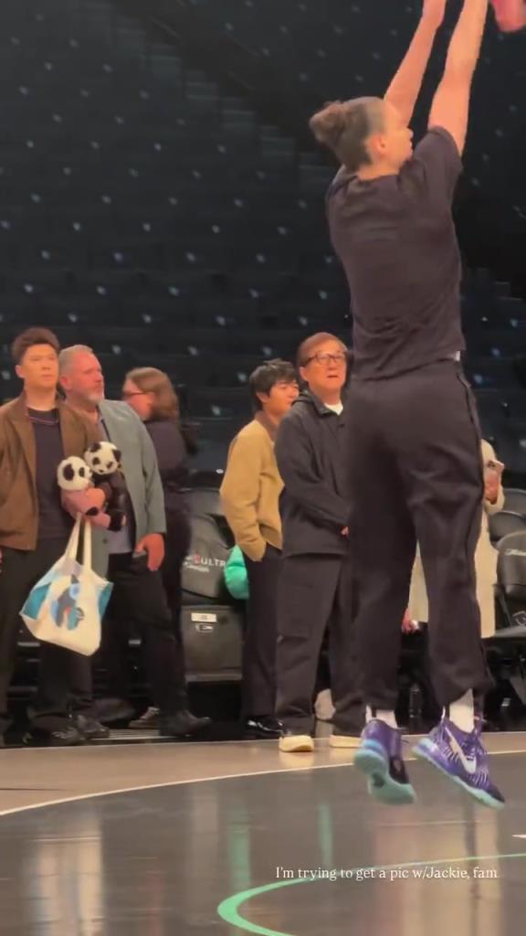 71歲成龍現(xiàn)身巴克萊中心看女籃比賽：她們投籃怎么那么準(zhǔn)?。?！