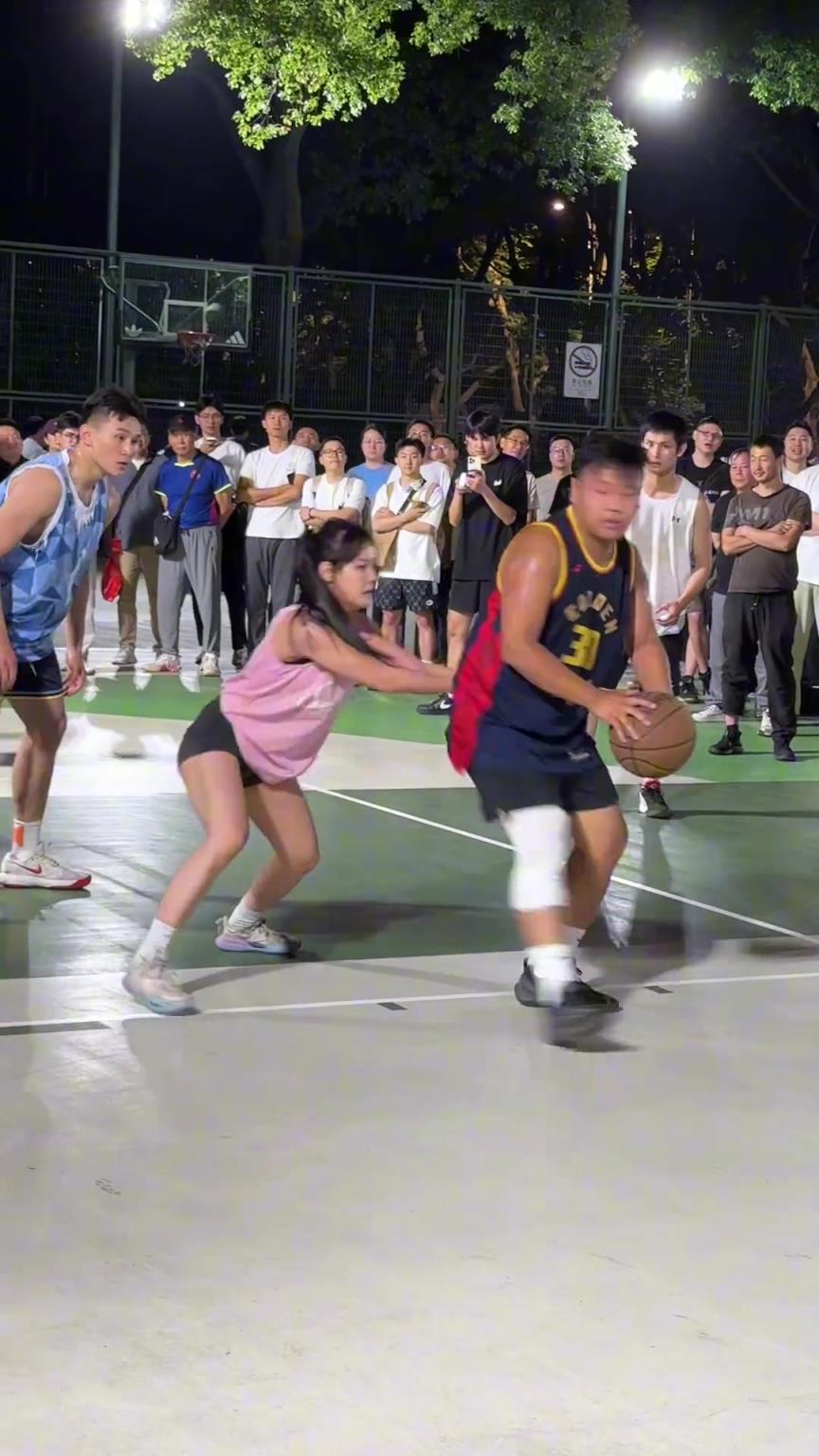 這哥們看見防自己的是女生，一個勁背打，球也不傳了